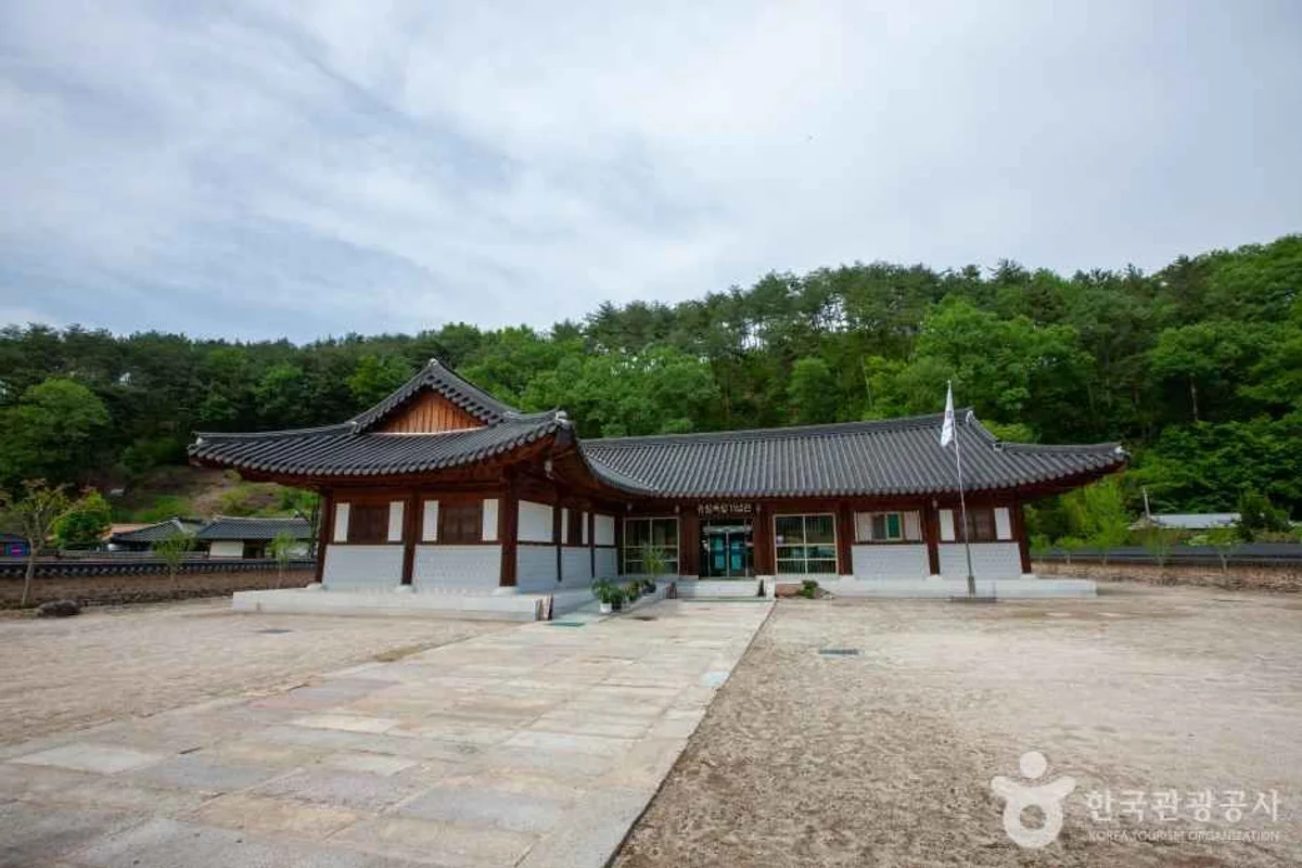 천안삼거리 친구와 여행 (출처 : 한국관광공사)